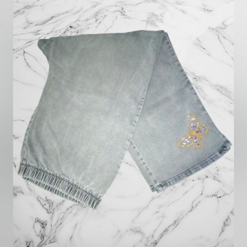"denim24/7" Women's Faded Cropped High-Rise Butterfly Embellished Capri Pants